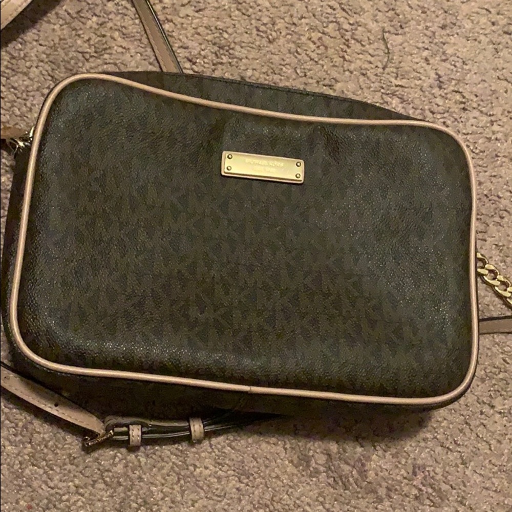 AUTHENTIC MICHAEL KORS SHOULDER BAG